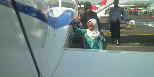 Antusiasme bocah Sintiya belajar mengenal pesawat di Lanud Gading
