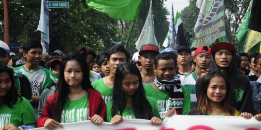 Ratusan Bonek  naik kapal ke Kalimantan demi dukung 