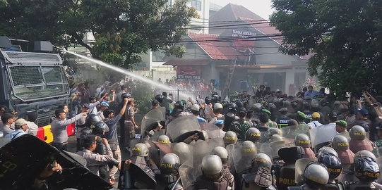 Eksekusi asrama di Bogor ricuh, polisi bentrok dengan mahasiswa