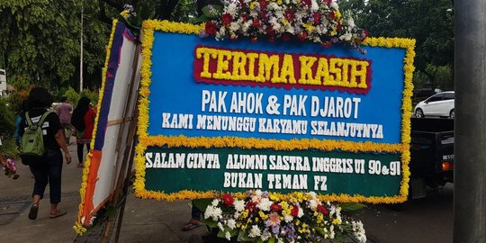 Ini kata Fadli Zon ada bunga buat Ahok tulisannya 'Bukan Teman FZ'