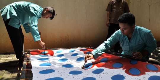 Mengintip pembuatan batik karya siswa disabilitas