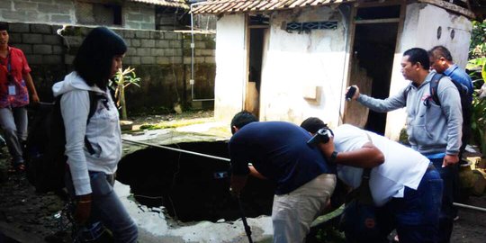 Takut, sebagian warga Kediri menguruk sumur yang mendadak ambles