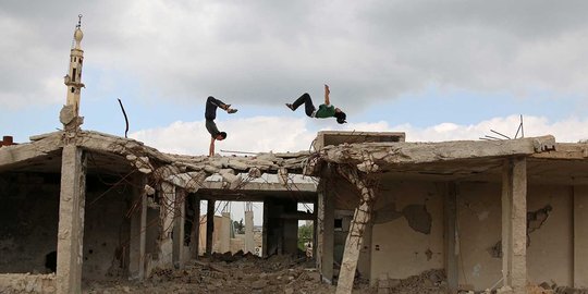 Aksi parkour para remaja Suriah di tengah bangunan bekas perang