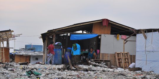 Warga korban penggusuran Pasar Ikan kembali bangun hunian liar