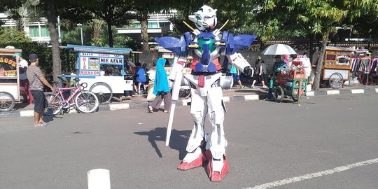 Serunya berswafoto bareng robot di car free day Jakarta