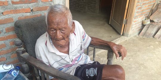 Ratusan warga antar kepergian Mbah Gotho ke pemakaman