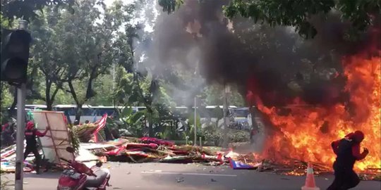 Buruh bakar karangan bunga buat Ahok di depan Balai Kota