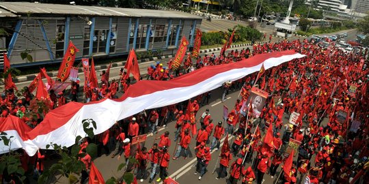 Ribuan buruh arak bendera merah putih raksasa di Jalan Thamrin