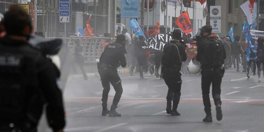 Kericuhan warnai peringatan May Day 2017 di sejumlah negara