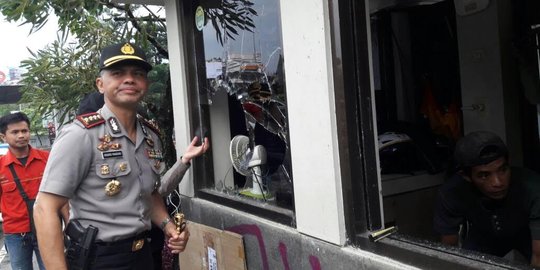 Aksi hari buruh, pos polisi di Bandung dirusak massa berbaju hitam