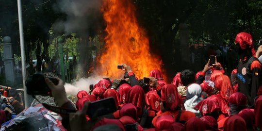 Aksi massa buruh saat bakar karangan bunga Ahok