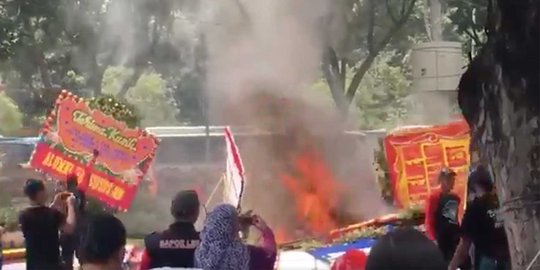 Faktor psikologis bikin buruh bakar karangan bunga buat Ahok-Djarot