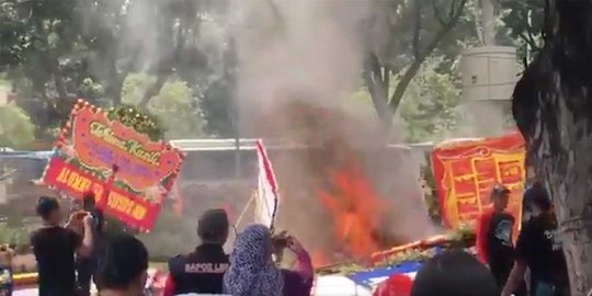Karangan bunga Ahok dibakar buruh saat panas dicari saat hujan