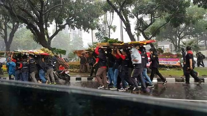 karangan bunga untuk ahok dijadikan payung buruh
