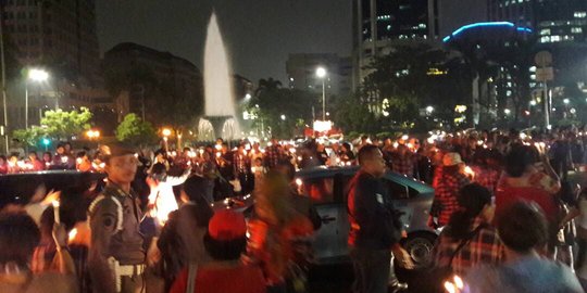 Sedih karangan bunga dibakar buruh, relawan Ahok nyalakan lilin