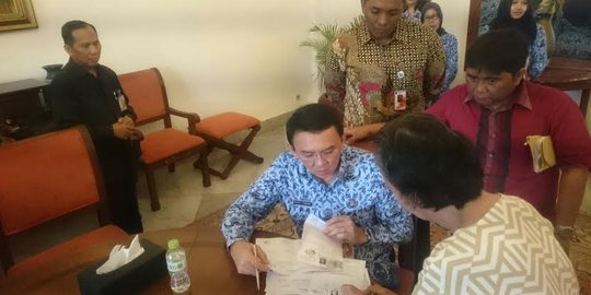 Absen upacara Hari Pendidikan, Ahok pilih terima keluhan warga