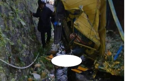 Truk angkut nanas tabrak tebing di Puncak, satu tewas
