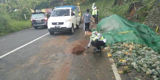 Kronologis truk angkut nanas tabrak tebing di Puncak