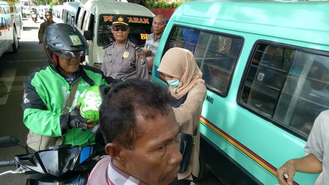 sopir angkot surabaya sweeping ojek dan taksi online