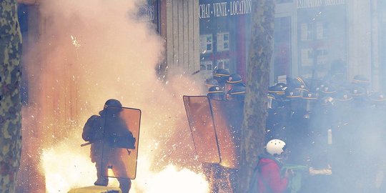 Demo buruh di Prancis ricuh, enam polisi terluka kena bom molotov