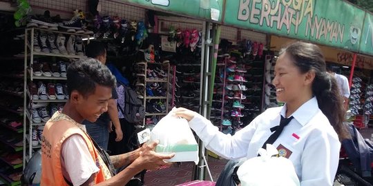 Rayakan kelulusan, pelajar SMA di Yogyakarta bagi-bagi nasi bungkus