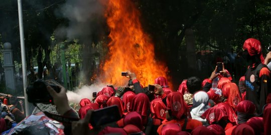 Ahok soal bunga dibakar: Sayang saja padahal rejeki pasukan oranye