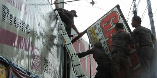 7 Papan reklame di Bekasi dibongkar karena tidak bayar pajak