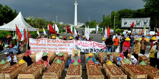 Aksi warga Telukjambe kubur diri di depan Istana