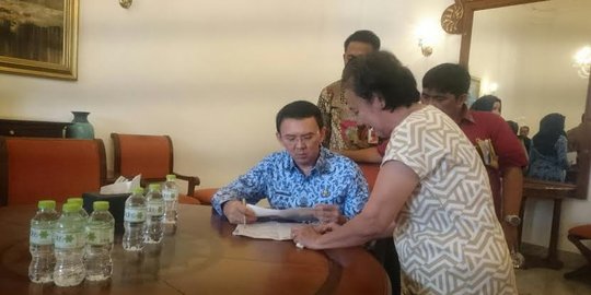 Mulai hari ini, Ahok batasi jumlah warga yang ingin foto bersama