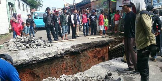 Sudah lama retak, jembatan Pitara Depok ambles