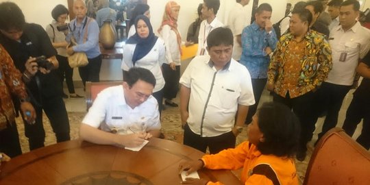 Kontrak sebagai PPSU diputus, Khotimah menangis di depan Ahok