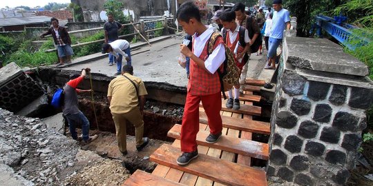 Begini kondisi jembatan amblas di Jalan Pitara Raya Depok