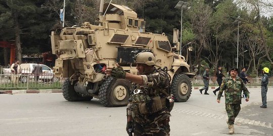 Bom bunuh diri serang konvoi kendaraan lapis baja pasukan NATO