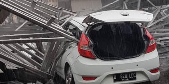 Hujan angin di Bandung, mobil Hyundai tertimpa kanopi