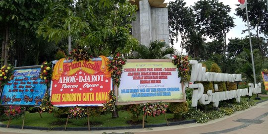 Karangan bunga untuk Ahok-Djarot bertebaran di setiap sudut Surabaya