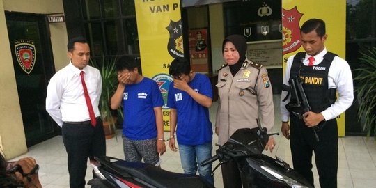 Setang motor tersangkut, 2 kuli gagal menjambret HP di lampu merah