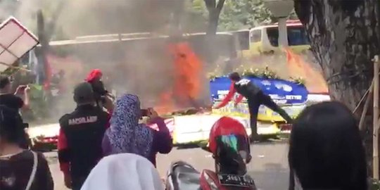 Disindir Sandi, Ahok bilang 'Yang belum move on yang bakar bunga'