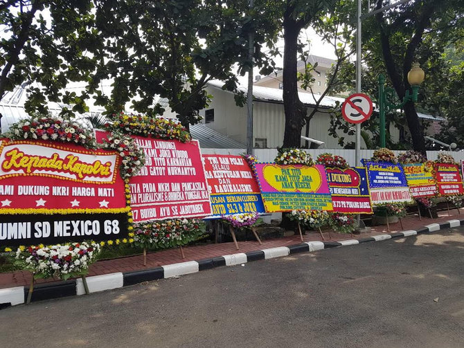 karangan bunga banjiri mabes polri