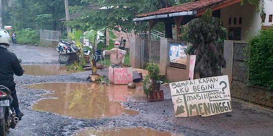 80 Kilometer jalan di Kabupaten Bekasi rusak parah