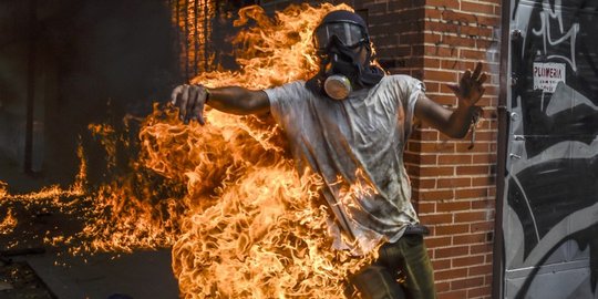 Menegangkan, demonstran penentang Presiden Maduro terbakar