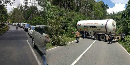 Macet 2 km akibat truk LPG melintang di Jalur Samarinda-Balikpapan