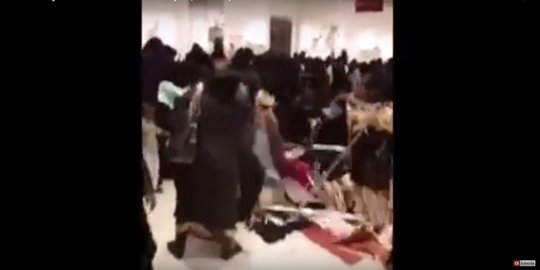 Video: Begini kalapnya wanita Saudi rebutan baju diskon di mal