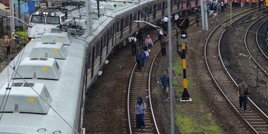 Jalur perlintasan KA di Jl TB Simatupang ditutup permanen