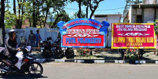 Puluhan karangan bunga penuhi halaman Mapolda Jatim