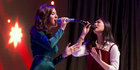 Penampilan cantik Raisa dan Isyana duet bareng di peluncuran Oppo F3
