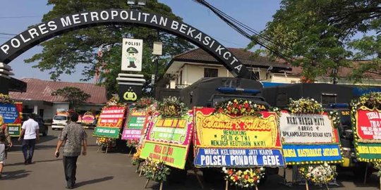 Mapolres Bekasi  Kota dibanjiri karangan  bunga  merdeka com