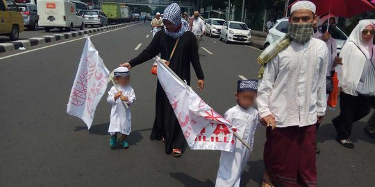 Jadi pusat perhatian, bocah 2 tahun ikut aksi 505