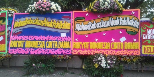 Karangan bunga untuk Ahok hari ini tak ramai, diduga karena ada demo