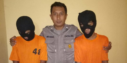 Sembunyikan sabu di sandal, Bagus dan Alfan ditangkap polisi