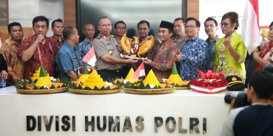 Mabes Polri dapat kiriman bunga, 7 nasi tumpeng hingga burung garuda